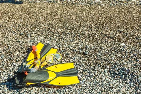 Schnorchelausrüstungsflossen Und Schnorchelmaskenschlauch Liegen Steinigen Strand Meeresufer Sommerferienschwimmspaß Konzept — Stockfoto