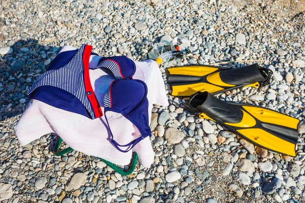 休闲潜水套装 海军蓝色比基尼 运动鳍和毛巾在石质海滩上 夏季体育活动 — 图库照片