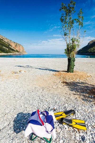 Przypadkowy Zestaw Nurkowania Granatowe Bikini Płetwy Sportowe Ręcznik Kamienistej Plaży — Zdjęcie stockowe