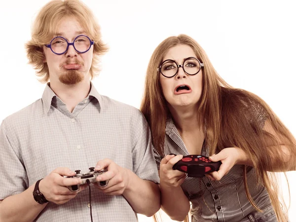 Pareja Feliz Disfrutando Del Tiempo Libre Jugando Videojuegos Juntos Estudio —  Fotos de Stock