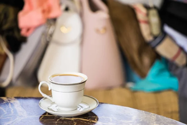 优雅复古风格的咖啡杯在木桌上 五颜六色的钱包袋背景 — 图库照片