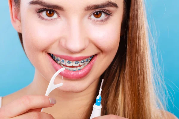 Conceito Higiene Oral Mulher Com Aparelho Limpeza Dentes Com Escova — Fotografia de Stock