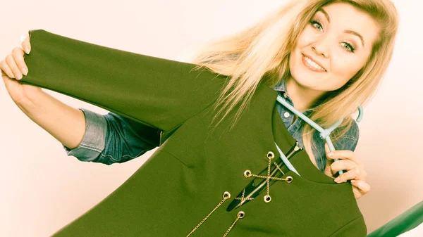 Glad Ung Kvinna Shopping Tid Plocka Kläder För Perfekt Fashionabla — Stockfoto