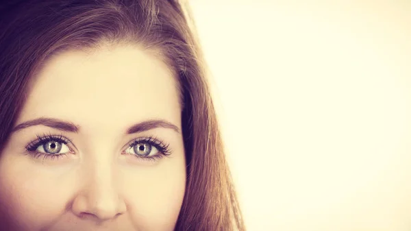 Szczegółowe Zamknij Się Kobiecą Kobietę Pół Twarzy Skóry Oczu Nosa — Zdjęcie stockowe