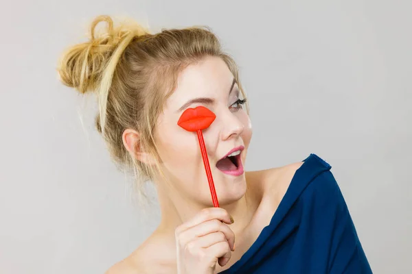 Glückliche Frau Mit Karnevalszubehör Roten Lippen Stock Die Spaß Hat — Stockfoto