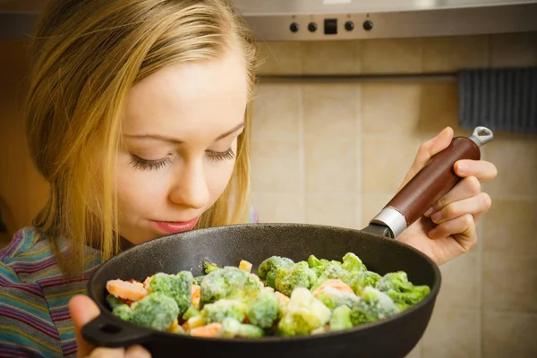 Wanita Dapur Memasak Sayuran Beku Atas Panci Dan Mencicipi Gadis — Stok Foto