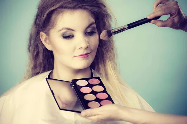 Maquillaje Belleza Artista Maquillaje Aplicando Con Pincel Polvo Rouge Cheque — Foto de Stock