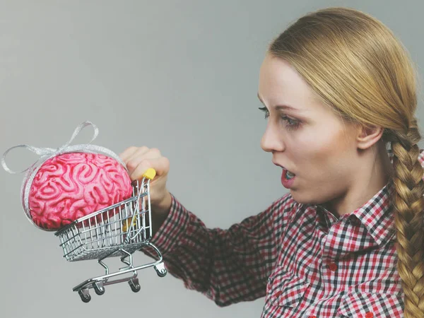 Mujer Conmocionada Sosteniendo Carro Compra Con Cerebro Dentro Concepto Compra — Foto de Stock