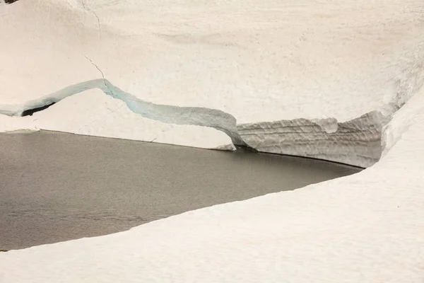 Besneeuwde Vuile Muur Bergen Water Lake — Stockfoto