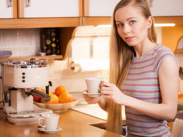 幸せな女性立ってキッチンでお茶のカップのコーヒー楽しんで彼女のリラックスした自由な時間 — ストック写真