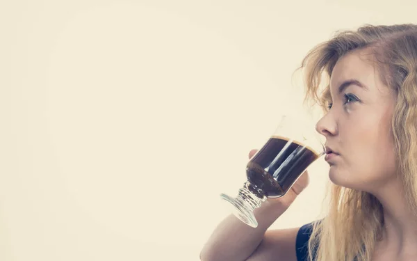 Mujer Cansada Sosteniendo Café Negro Punto Beber Tomando Energía Mañana —  Fotos de Stock