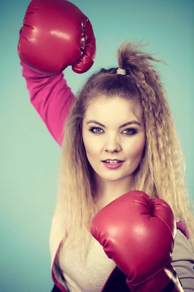 Funny Chica Rubia Boxeador Femenino Grandes Guantes Rojos Divertidos Jugando —  Fotos de Stock