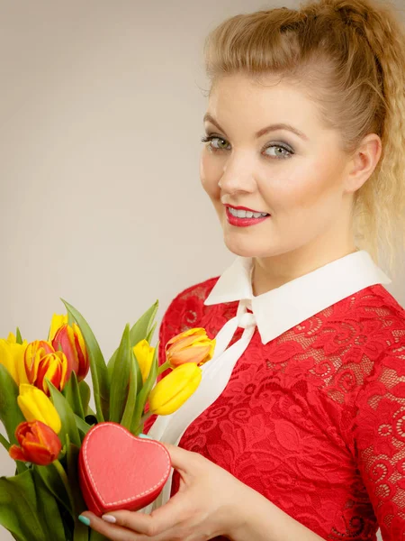 女人拿着一束郁金香花和心形礼品盒 妇女日 3月8日 — 图库照片