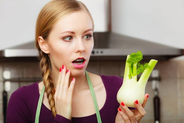 Mujer Cocina Sosteniendo Verde Hinojo Fresco Bulbo Vegetal Joven Ama — Foto de Stock