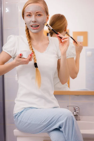 Cuidado Piel Mujer Rubia Baño Con Máscara Barro Gris Cara — Foto de Stock