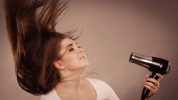 Frau Trocknet Ihre Dunkelbraunen Haare Mit Einem Föhn Studioaufnahme Auf — Stockfoto