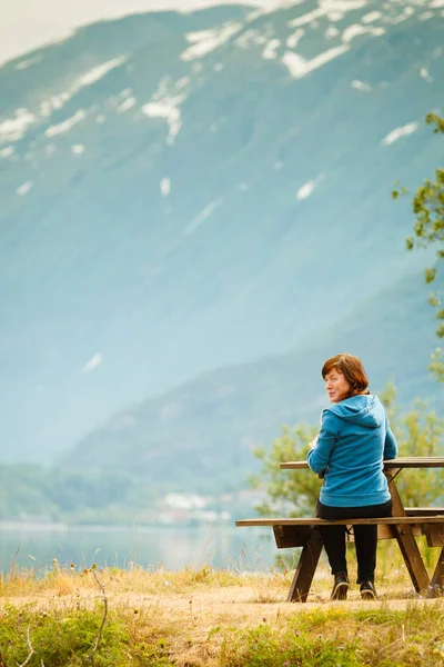 Turystyka Wakacje Podróże Kobieta Turystycznych Korzystających Góry Fiordy Zobacz Parku — Zdjęcie stockowe