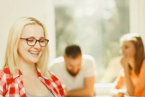 Mujer Orgullosa Trabajar Equipo Gente Sentada Concepto Planificación Clases Estudiando —  Fotos de Stock