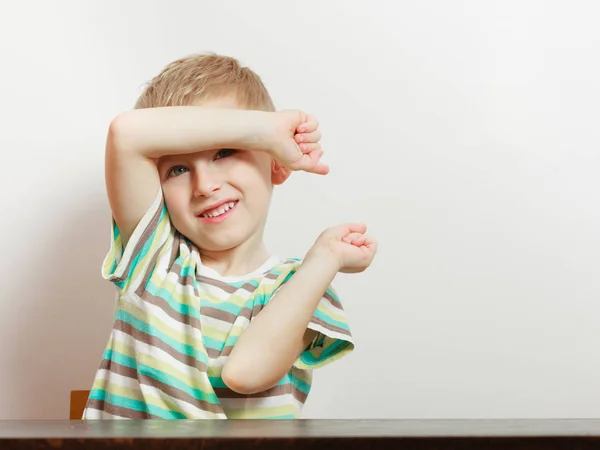 Expressions Faciales Concept Enfant Portrait Enfant Heureux Garçon Assis Faire — Photo