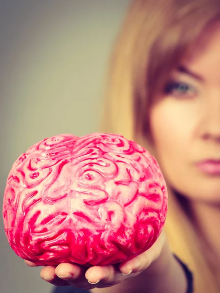 Блондинка Тримає Мозок Щось Думці Думаючи Про Ідею Рішення — стокове фото