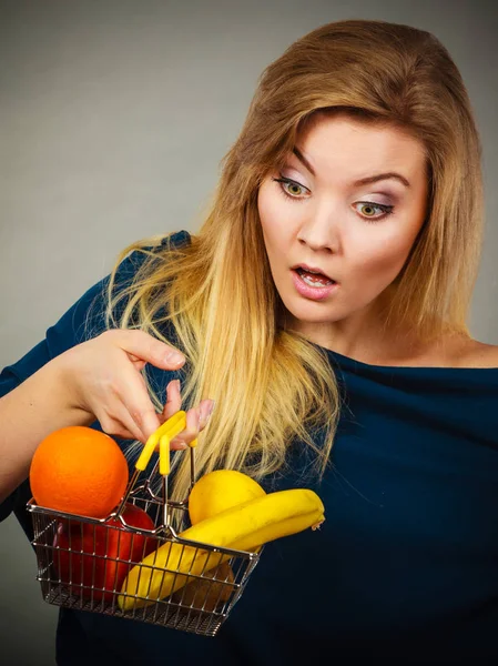 Nákup Zdravé Jídlo Bezlepkové Vegetariánské Veganské Produkty Žena Držící Košík — Stock fotografie