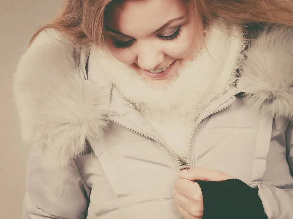 Saisonale Mode Kleidung Und Bekleidungskonzept Glückliche Blonde Frau Leichtem Winterwarmem — Stockfoto