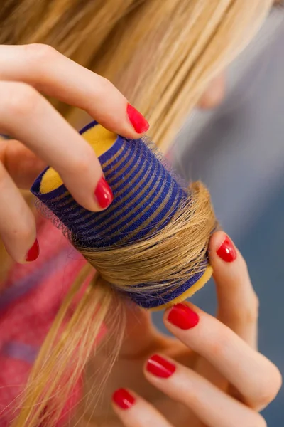 Woman Curling Her Hair Using Rollers — Stock Photo, Image