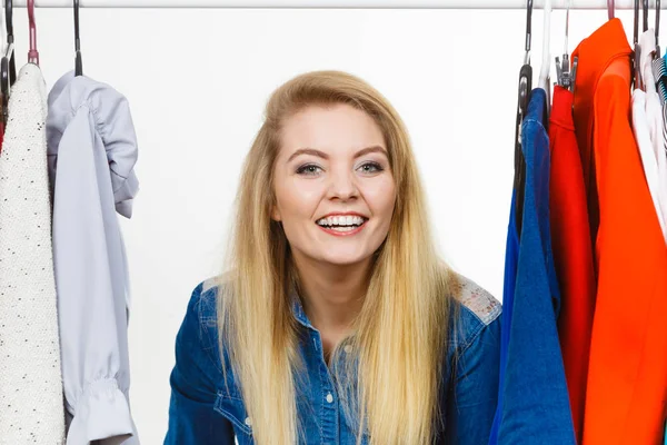 Glad Ung Kvinna Shopping Tid Plocka Kläder För Perfekt Fashionabla — Stockfoto