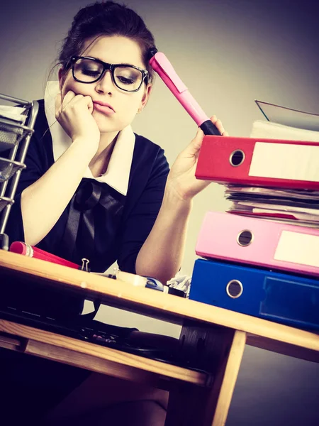 Sleepy Mujer Negocios Haciendo Trabajo Sentado Trabajando Escritorio Lleno Documentos —  Fotos de Stock