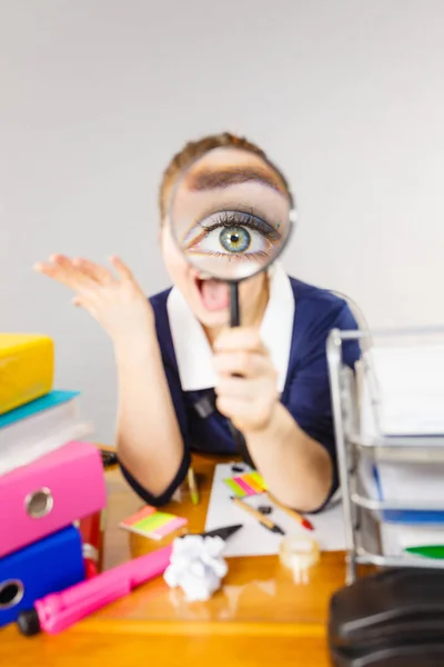 Femme Drôle Secrétaire Bureau Avec Loupe Loupe Loupe — Photo