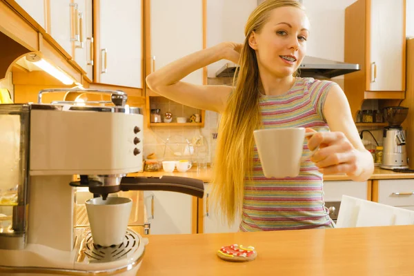 Femme Dans Cuisine Faisant Café Boisson Chaude Machine Barista Maison — Photo