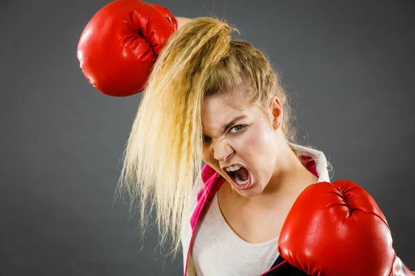 Desportivo Com Raiva Determinada Mulher Vestindo Luvas Boxe Vermelho Lutando — Fotografia de Stock