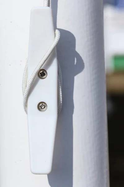 Segelausrüstung Textilkonzept Detaillierte Nahaufnahme Des Seils Auf Weißem Kunststoff Turm — Stockfoto