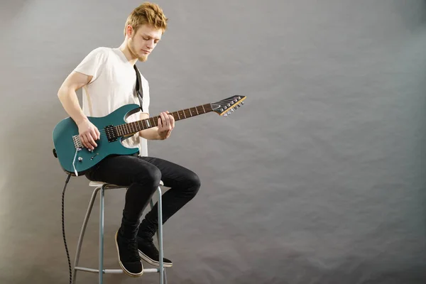 Jeune Homme Barbu Avec Guitare Électrique Personne Adulte Tient Instrument — Photo