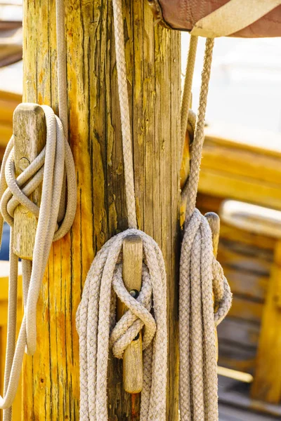 昔ながらのマスト艤装 船の航行ボートのデッキの多くの茶色ロープ — ストック写真