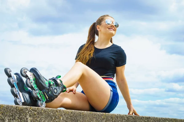 Mujer Joven Con Patines Aire Libre Chica Forma Moda Que —  Fotos de Stock