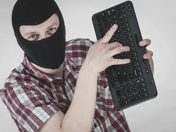 Verrückter Hacker Mann Unerkennbarer Typ Mit Schwarzer Sturmhaube Und Computertastatur — Stockfoto