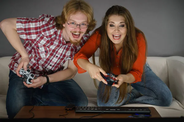一对快乐的夫妇一起玩电子游戏 享受闲暇时光 工作室拍摄 — 图库照片