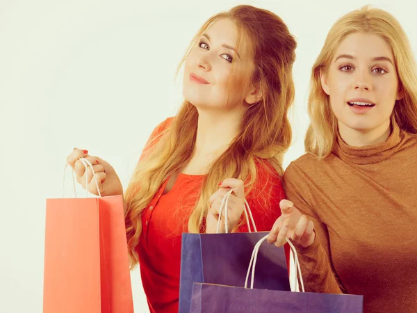 Due Ragazze Adolescenti Che Sono Felici Dopo Aver Fatto Shopping — Foto Stock