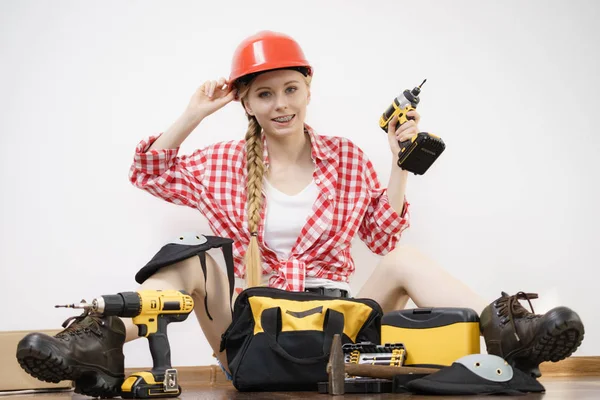 Evde Çalışma Için Matkap Bazı Güç Aletleri Kullanan Genç Kadın — Stok fotoğraf