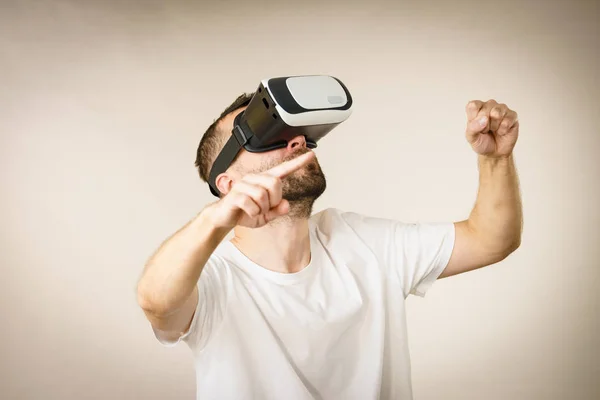 Adulto Barba Curta Cara Explorando Realidade Virtual Vestindo Óculos Estar — Fotografia de Stock