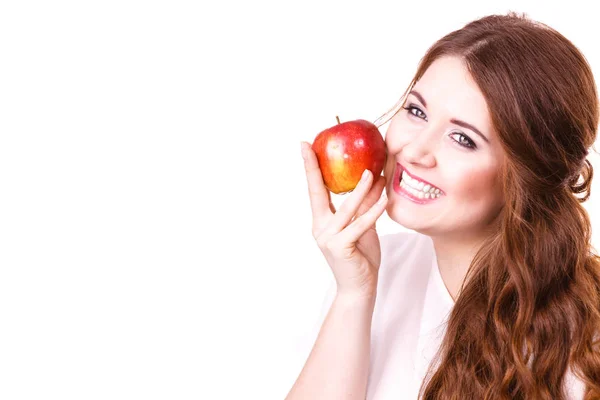 Mujer Sosteniendo Fruta Roja Manzana Mano Cerca Cara Sonriente Aislada — Foto de Stock