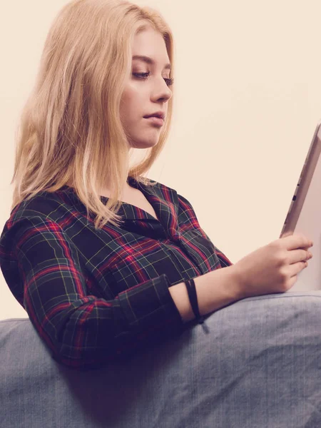 Młoda Nastolatka Korzystająca Tabletu Podczas Siedzenia Sofie Relaksującego Surfowania Internecie — Zdjęcie stockowe
