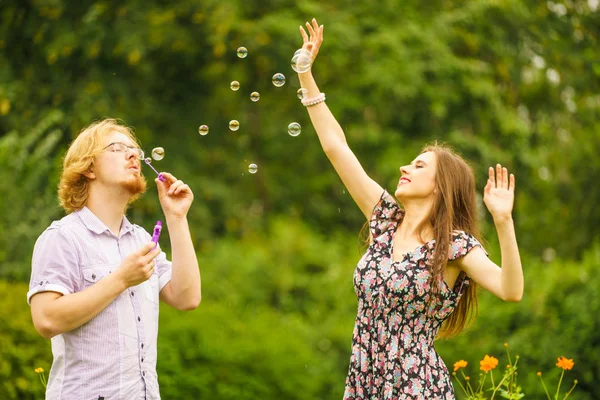 Feliz Divertido Hipster Pareja Jugando Juntos Soplando Jabón Burbujas Aire — Foto de Stock