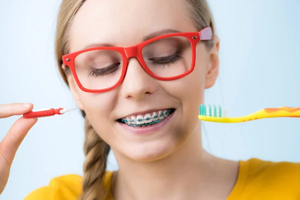 Dişçi Ortodontist Konsepti Gülümseyen Diş Fırçası Kullanan Diş Telleriyle Diş — Stok fotoğraf