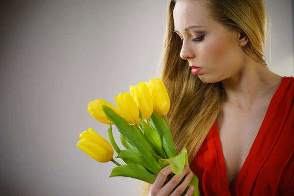 Прекрасна Молода Жінка Довге Світле Волосся Тримає Жовті Тюльпани — стокове фото