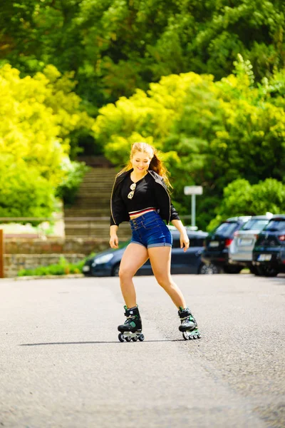 Adolescente Fille Équitation Patins Roulettes Pendant Été Travers Ville Avoir — Photo