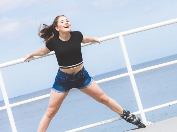 Aantrekkelijke Jonge Vrouw Draagt Rolschaatsen Ontspannen Het Rijden Fit Vrouwtje — Stockfoto