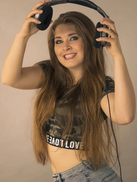 Mujer Adolescente Alegre Escuchando Música Través Grandes Auriculares Que Divierten — Foto de Stock