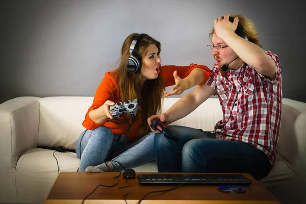 비디오 남자와 게임에 충격을 시간을 즐기는 — 스톡 사진